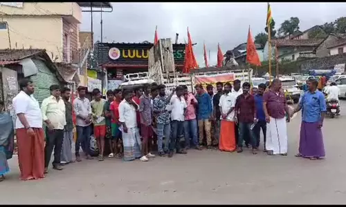 வால்பாறையில் இந்து முன்னணியினர் கொள்கை விளக்க தெருமுனை பிரசாரம் வால்பாறையில் இந்து முன்னணியினர் கொள்கை விளக்க தெருமுனை பிரசாரம்