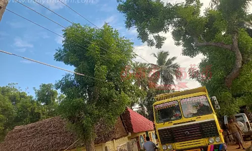 தாழ்வாக செல்லும் மின்கம்பிகள் தாழ்வாக செல்லும் மின்கம்பிகள்