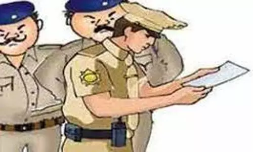 வாஷியில் தனியார் பள்ளி கழிப்பறையில் மாணவி மர்ம சாவு - போலீசார் விசாரணை வாஷியில் தனியார் பள்ளி கழிப்பறையில் மாணவி மர்ம சாவு - போலீசார் விசாரணை