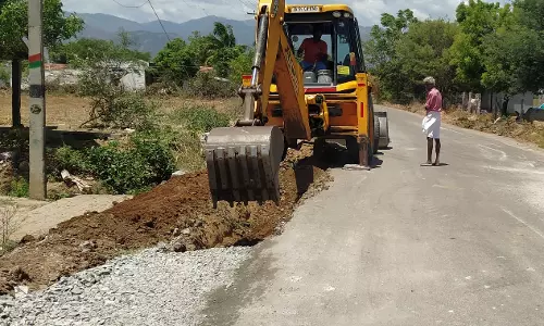 ஆயக்குடி-பொருளூர் இடையே சாலை அகலப்படுத்தும் பணி