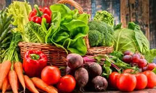 நாமக்கல் உழவர்சந்தையில்ரூ.9¼ லட்சத்துக்கு காய்கறி, பழங்கள் விற்பனை