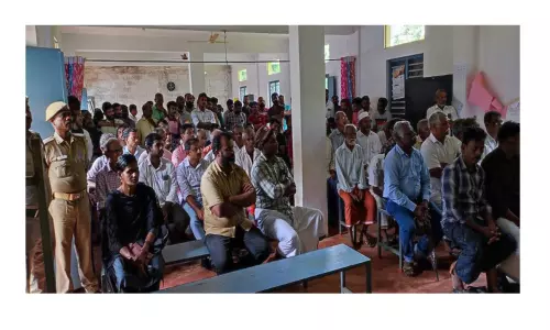 தேவர்சோலை அருகே ஊருக்குள் வரும் காட்டு யானைகள்:அகழி அமைப்பதாக அதிகாரிகள் உறுதி