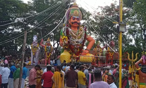 பழைய தர்மபுரியில்குழந்தை முனியப்ப சாமி கோவில் வருஷாபிஷேக விழா ஆடு, கோழிகள் பலியிட்டு பக்தர்கள் நேர்த்திக்கடன்