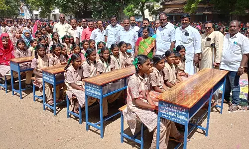 தர்மபுரி அவ்வையார் அரசு பள்ளிக்குரூ.6 லட்சத்தில் மேஜைகள்வெங்கடேஸ்வரன் எம்.எல்.ஏ. வழங்கினார்