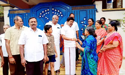 பொதுமக்களிடம் குறைகளைக் கேட்ட மேயர் பொதுமக்களிடம் குறைகளைக் கேட்ட மேயர்