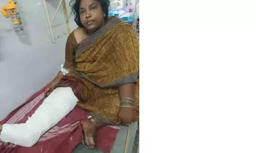 ரெயிலில் இருந்து தவறி விழுந்து பெண் கால்முறிவு ரெயிலில் இருந்து தவறி விழுந்து பெண் கால்முறிவு