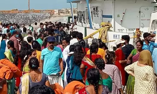 கன்னியாகுமரியில் குவிந்த சுற்றுலா பயணிகள்