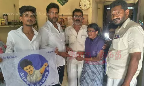 அரசு பள்ளி மாணவிகளுக்கு இலவச சீருடை