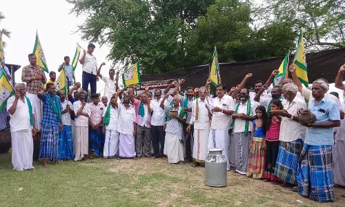 வாயில் கருப்பு துணி கட்டிக்கொண்டு, கையில் திருவோடு ஏந்தி போராட்டம்