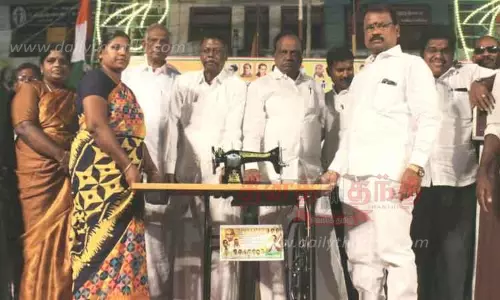 பெண்களுக்கு இலவச தையல் எந்திரம் ; தனுஷ்கோடி ஆதித்தன் வழங்கினார் பெண்களுக்கு இலவச தையல் எந்திரம் ; தனுஷ்கோடி ஆதித்தன் வழங்கினார்