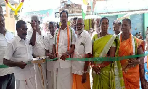 ரூ.7 லட்சத்தில் புதிய பயணிகள் நிழற்குடை; எம்.எல்.ஏ. திறந்து வைத்தார்