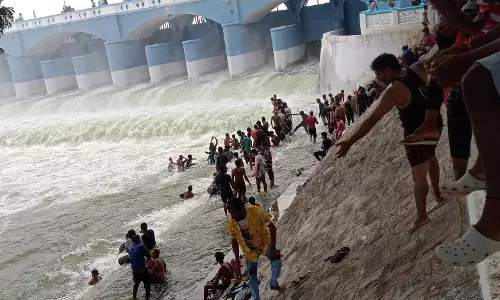 கல்லணையில் அலைமோதிய சுற்றுலா பயணிகள் கூட்டம்