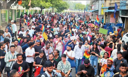 ஆடி தள்ளுபடி விற்பனை பொருட்கள் வாங்க குவிந்த பொதுமக்கள்