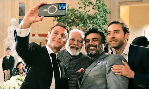 பிரதமர் மோடி, நடிகர் மாதவனுடன் பிரான்ஸ் அதிபர் மெக்ரான் செல்பி - சமூக வலைத்தளங்களில் வைரல்