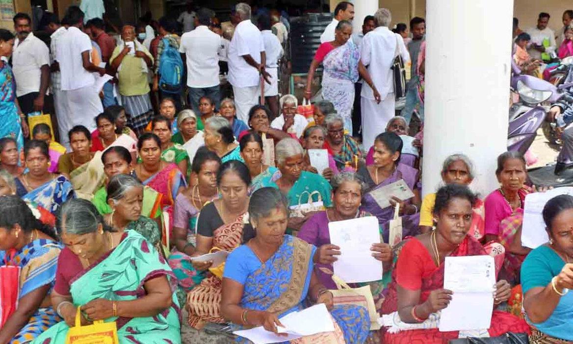 கலெக்டர் அலுவலகத்தில் பொதுமக்கள் திடீர் தர்ணா