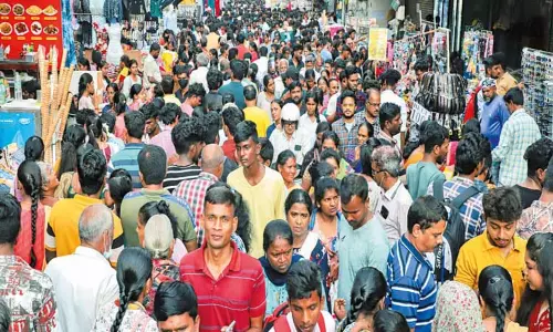 ஆடி தள்ளுபடி விற்பனை பொருட்கள் வாங்க குவிந்த பொதுமக்கள்