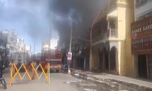 மதுரை மீனாட்சி அம்மன் கோவில் அருகே பிளாஸ்டிக் கடையில் தீ விபத்து..! மதுரை மீனாட்சி அம்மன் கோவில் அருகே பிளாஸ்டிக் கடையில் தீ விபத்து..!