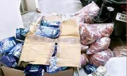 2 சொகுசு கார்களுடன் 4 டன் குட்கா பறிமுதல்