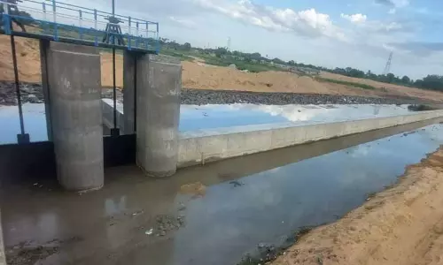 அதிகத்தூர் அருகே கூவம் ஆற்றின் குறுக்கே ரூ.17.70 கோடியில் புதிய தடுப்பணை கட்டும் பணி அடுத்த மாத இறுதியில் நிறைவடைய வாய்ப்பு அதிகத்தூர் அருகே கூவம் ஆற்றின் குறுக்கே ரூ.17.70 கோடியில் புதிய தடுப்பணை கட்டும் பணி அடுத்த மாத இறுதியில் நிறைவடைய வாய்ப்பு