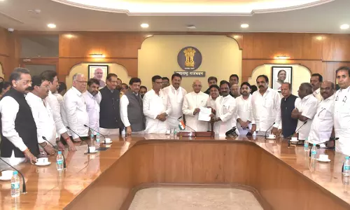 மேல்-சபை துணைத்தலைவர் பதவியில் இருந்து நீலம் கோரேவை நீக்க வேண்டும் - கவர்னரை சந்தித்து எதிர்க்கட்சிகள் வலியுறுத்தல்