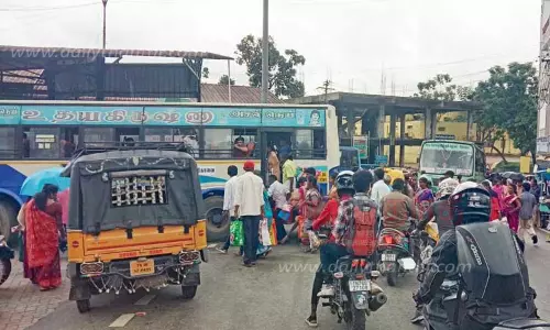 வால்பாறை நகரில் கடும் போக்குவரத்து நெரிசல்