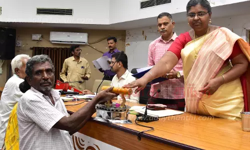 பொதுமக்கள் குறைதீர்க்கும் கூட்டத்தில் 452 மனுக்கள் குவிந்தனபயனாளிகளுக்கு கலெக்டர் நலத்திட்ட உதவிகளை வழங்கினார் பொதுமக்கள் குறைதீர்க்கும் கூட்டத்தில் 452 மனுக்கள் குவிந்தனபயனாளிகளுக்கு கலெக்டர் நலத்திட்ட உதவிகளை வழங்கினார்