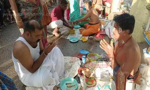 குற்றாலத்தில் முன்னோர்களுக்கு தர்ப்பணம்