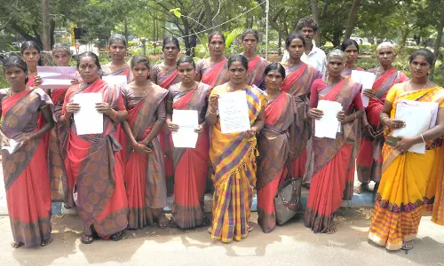 சேதமடைந்த தார்சாலையை சீரமைக்க வேண்டும்