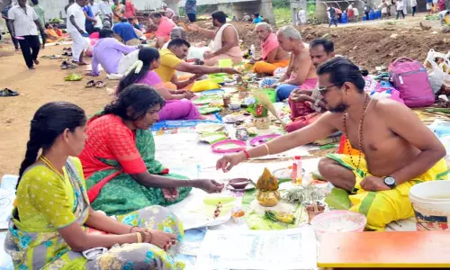 பேரூர் படித்துறையில் தர்ப்பணம் கொடுக்க குவிந்த பக்தர்கள்