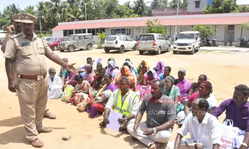 கலெக்டர் அலுவலக வளாகத்தில் தூய்மை காவலர்கள் தர்ணா கலெக்டர் அலுவலக வளாகத்தில் தூய்மை காவலர்கள் தர்ணா