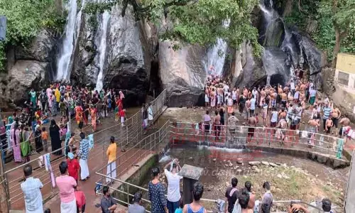 குற்றாலம் அருவியில் ஆனந்த குளியல்