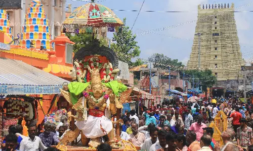அக்னி தீர்த்த கடற்கரைக்கு தங்க கருட வாகனத்தில் வந்த ராமபிரான்