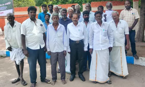வடகல்பாக்கம் ஆதிதிராவிடர் நல பள்ளிக்கு கட்டிடம் கட்டி தரக்கோரி மனு