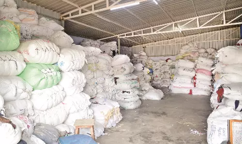 பனியன் கட்டிங் வேஸ்ட் வியாபாரிகள் சங்கத்தினர் வேலைநிறுத்தம் தொடங்கினர் பனியன் கட்டிங் வேஸ்ட் வியாபாரிகள் சங்கத்தினர் வேலைநிறுத்தம் தொடங்கினர்