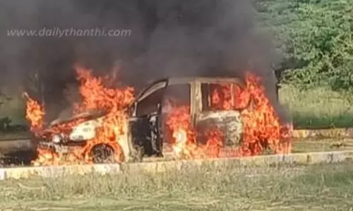 தர்மபுரி அருகே நிறுத்தி இருந்த கார் தீப்பற்றி எரிந்தது