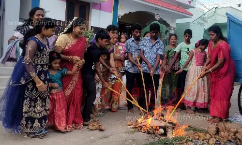 அரூரில், ஆடி மாத பிறப்பையொட்டி தேங்காய் சுட்டு மகிழ்ந்த மக்கள்