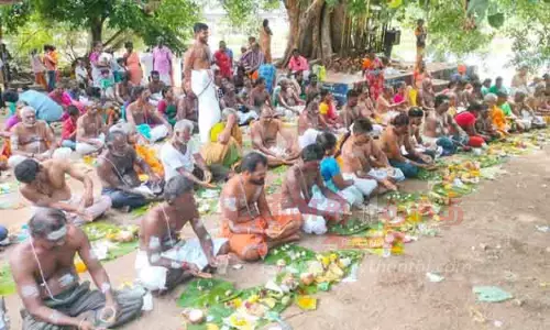 திருப்புவனம் வைகை ஆற்றில் தர்ப்பணம் கொடுக்க குவிந்த பக்தர்கள்