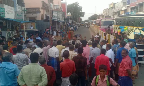 சுகாதார வளாகத்தை திறக்கக்கோரி பொதுமக்கள் சாலை மறியல் சுகாதார வளாகத்தை திறக்கக்கோரி பொதுமக்கள் சாலை மறியல்