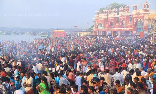 ராமேசுவரம் அக்னி தீர்த்த கடலில் பல்லாயிரக்கணக்கான பக்தர்கள் புனித நீராடினர்