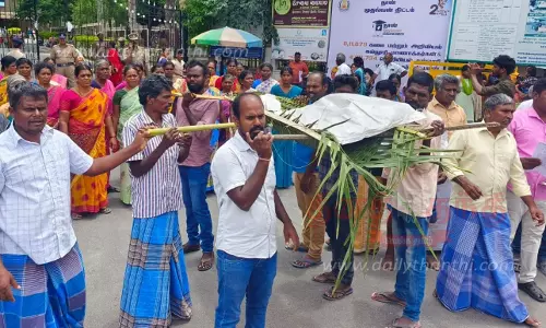 தர்மபுரி கலெக்டர் அலுவலகத்திற்கு மயானத்தை மீட்டு தரக்கோரி பாடையுடன் வந்த கிராம மக்கள்