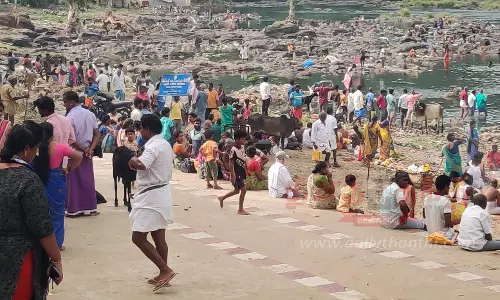 ஆடி அமாவாசையையொட்டி ஒகேனக்கல் காவிரி ஆற்றில் முன்னோர்களுக்கு தர்ப்பணம்