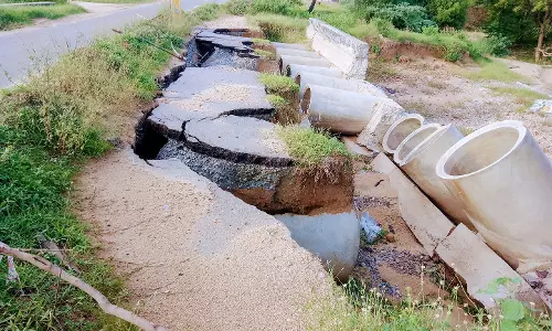 உடைந்த பாலத்தை சீரமைக்க வேண்டும்