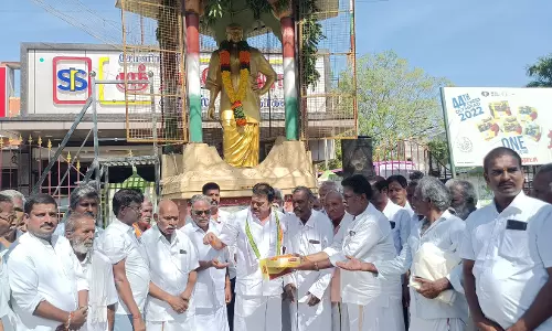 காமராஜர் சிலைக்கு, முனிரத்தினம் எம்.எல்.ஏ. மாலை அணிவித்தார்