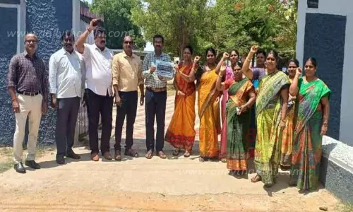 கல்லூரி பேராசிரியர்கள் போராட்டம்