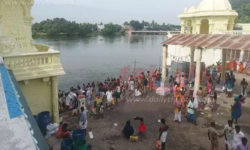 திருவையாறு காவிரி ஆற்றில் திரளான பக்தர்கள் புனித நீராடினர் திருவையாறு காவிரி ஆற்றில் திரளான பக்தர்கள் புனித நீராடினர்