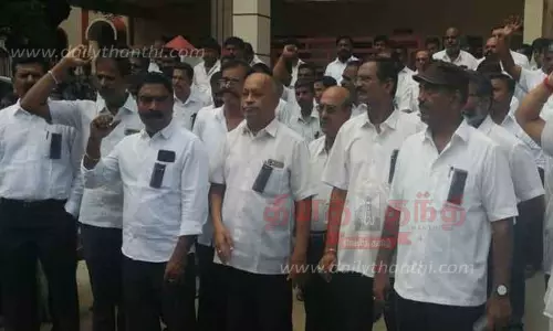 அம்பையில் வக்கீல்கள் ஆர்ப்பாட்டம்