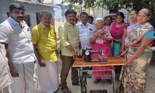 ஏழை பெண்களுக்கு தையல் எந்திரம்; எம்.எல்.ஏ. வழங்கினார் ஏழை பெண்களுக்கு தையல் எந்திரம்; எம்.எல்.ஏ. வழங்கினார்