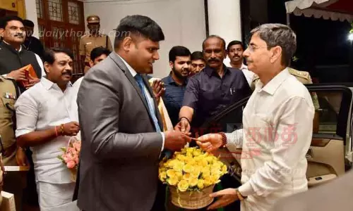 நெல்லை வந்த கவர்னர் ஆர்.என்.ரவி; கலெக்டர் கார்த்திகேயன் வரவேற்றார் நெல்லை வந்த கவர்னர் ஆர்.என்.ரவி; கலெக்டர் கார்த்திகேயன் வரவேற்றார்