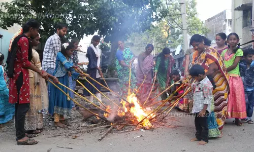சேலத்தில் தேங்காய் சுடும் பண்டிகை