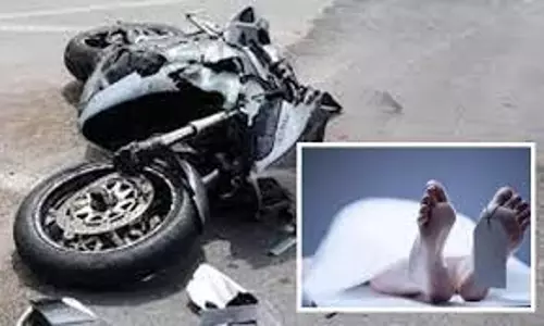 கோபி அருகேகார்-மொபட் மோதல்; வியாபாரி பலி